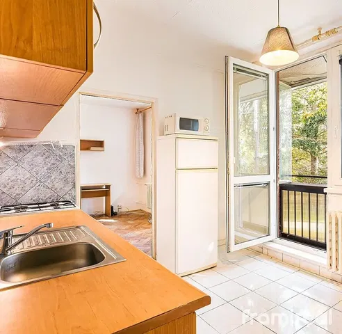 Küche; küchengeräte, fliesenboden, tageslicht, moderner stil