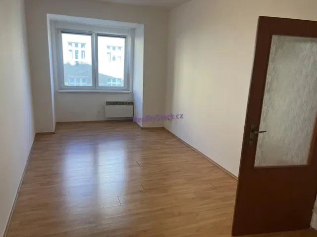 Спалня; естествена светлина, дървен под, ремонтиран