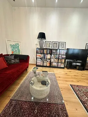 Woonkamer; houten vloer, natuurlijk licht, moderne stijl