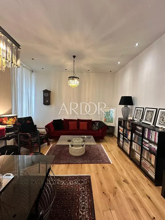 Woonkamer; moderne stijl, houten vloer, natuurlijk licht