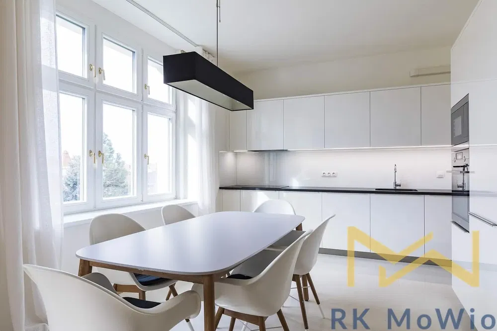 Kuchyňa; kuchynské spotrebiče, prirodzené svetlo, moderný štýl