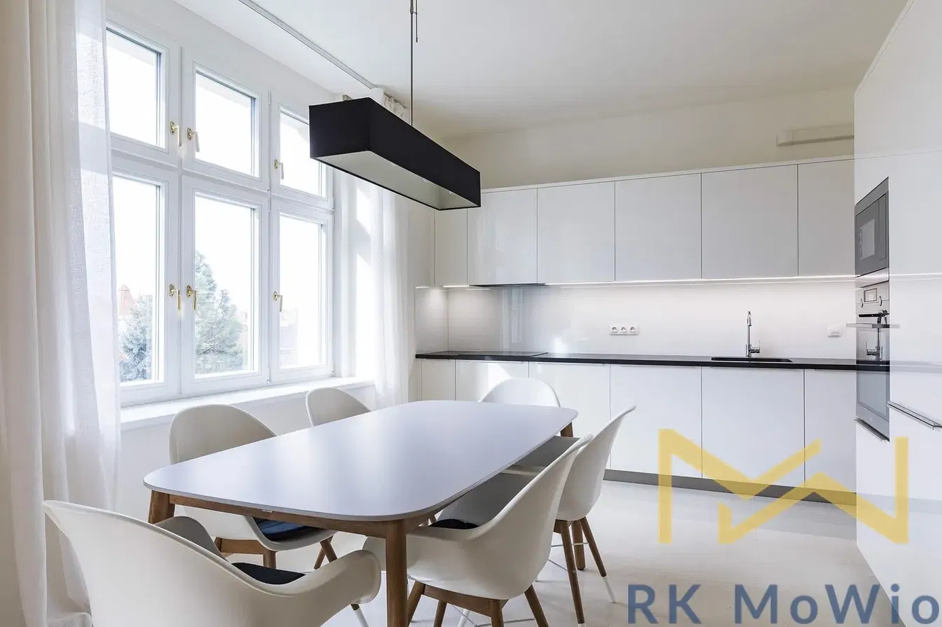 Kuchyňa; kuchynské spotrebiče, prirodzené svetlo, moderný štýl