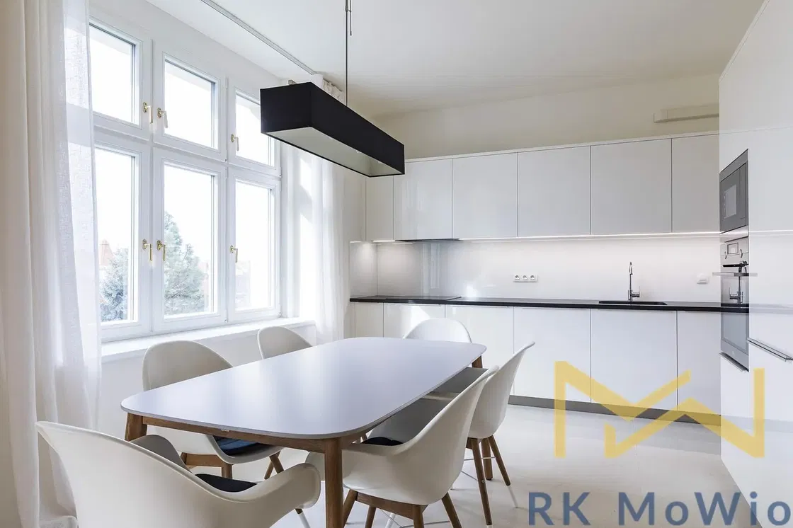 Kuchyňa; kuchynské spotrebiče, prirodzené svetlo, moderný štýl