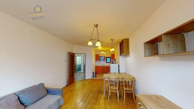 Хол; дървен под, естествена светлина