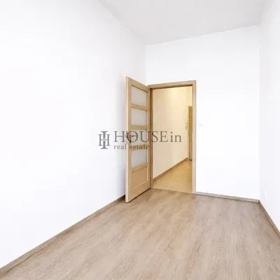 Schlafzimmer; holzboden, tageslicht