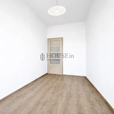 Schlafzimmer; holzboden, tageslicht