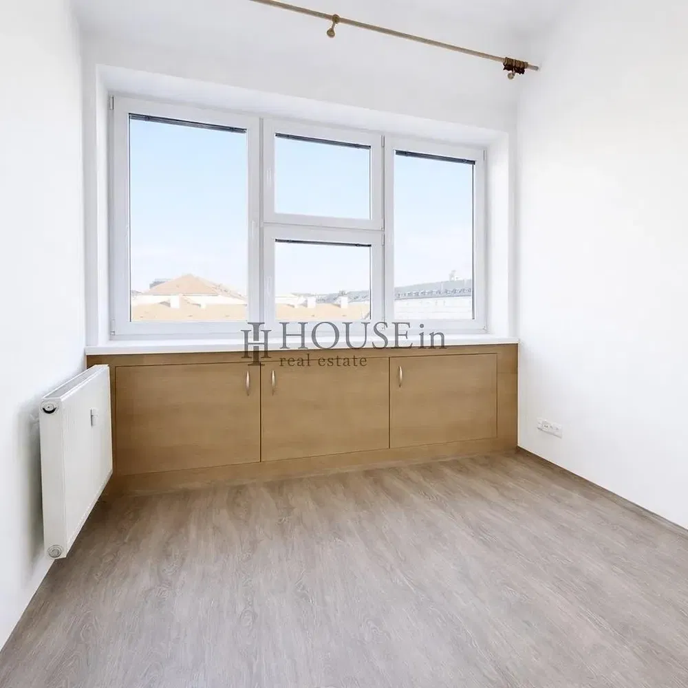 Salon; vue, parquet, lumière naturelle