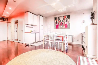 مطبخ; أسلوب عصري, أرضية خشبية, ضوء طبيعي