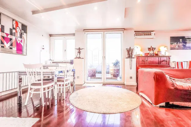 Дневна соба; дрвени под, природно светло, модерни стил