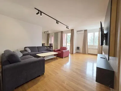 Dnevni boravak; drveni pod, prirodna svjetlost, moderan stil