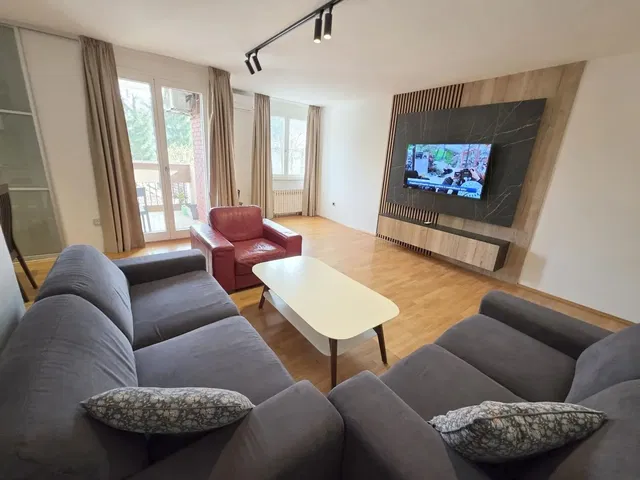 Wohnzimmer; blick, tageslicht, moderner stil, holzboden