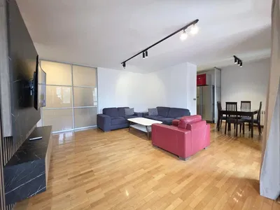 Dnevni boravak; drveni pod, prirodna svjetlost, moderan stil