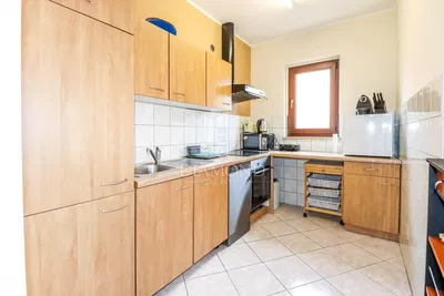 Cozinha; eletrodomésticos, chão de azulejo, luz natural