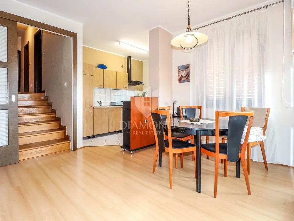 Cozinha; chão de madeira, luz natural