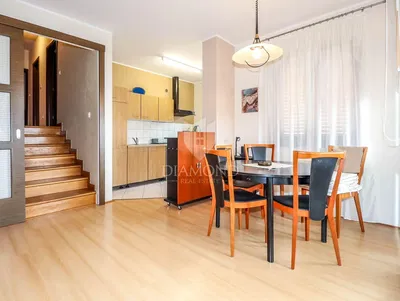 Cozinha; chão de madeira, luz natural