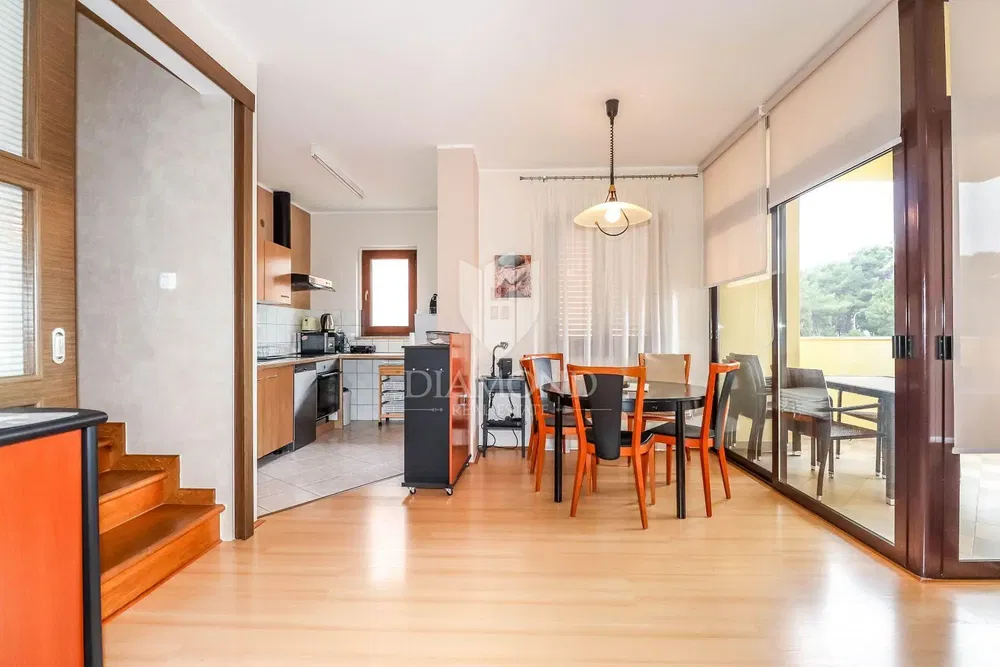 Sala de estar; vista, chão de madeira, luz natural