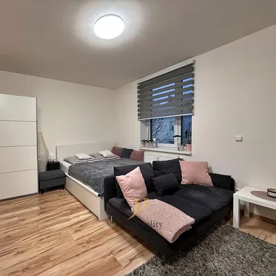 Schlafzimmer; holzboden, tageslicht