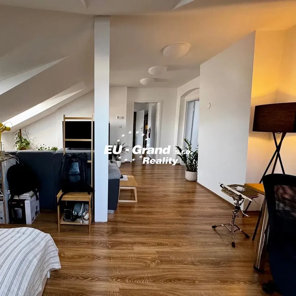 Schlafzimmer; holzboden, tageslicht