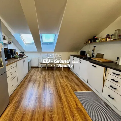 Küche; küchengeräte, fliesenboden, holzboden, tageslicht, moderner stil