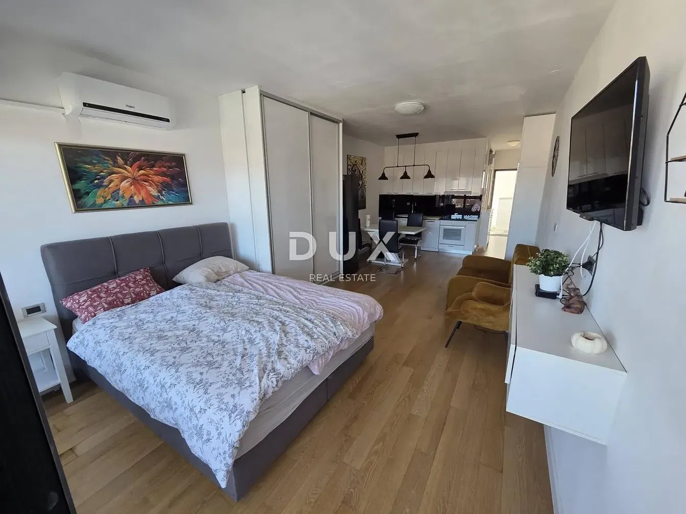 Schlafzimmer; holzboden, tageslicht, moderner stil