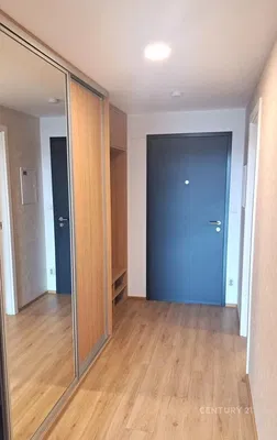 Guardaroba; pavimento in legno, ristrutturato