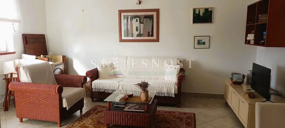 Sala de estar; estilo rústico, luz natural, chão de azulejo