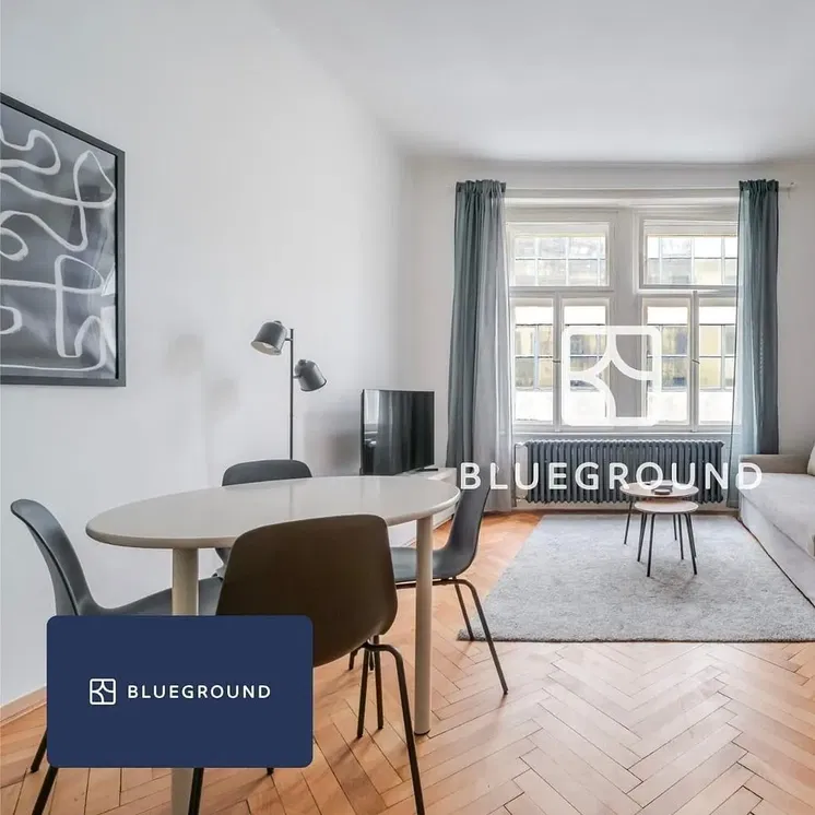 Soggiorno; pavimento in legno, luce naturale, stile moderno