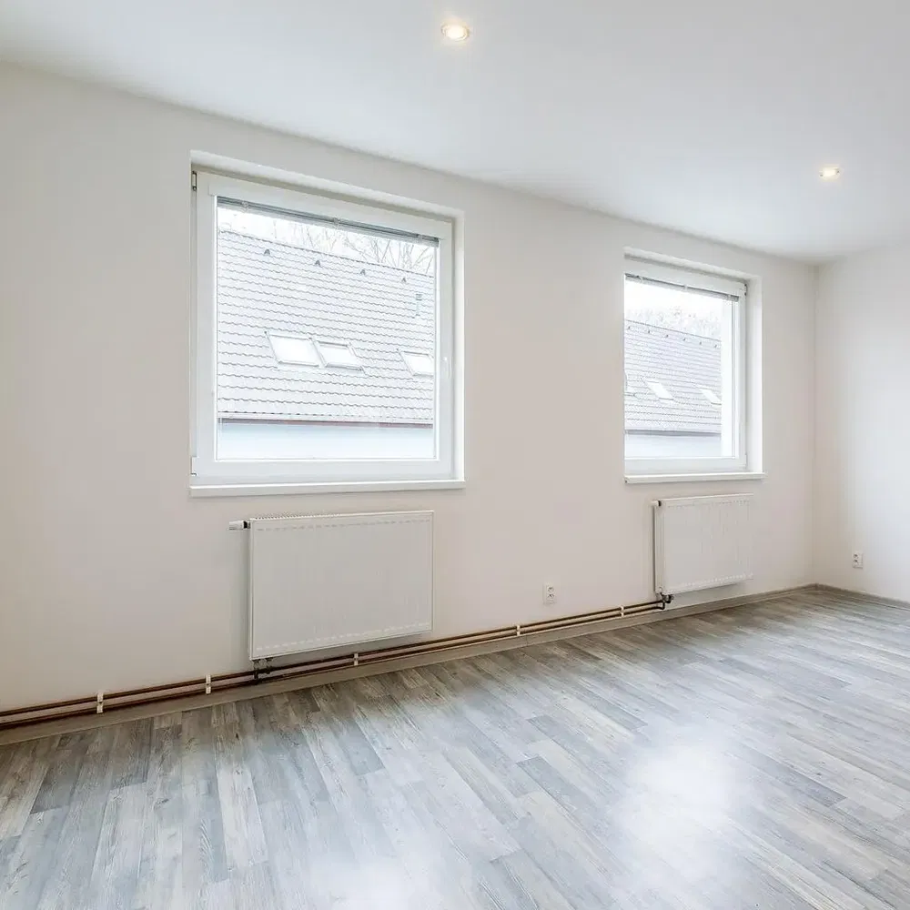 Soggiorno; luce naturale, pavimento in legno, ristrutturato