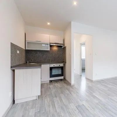 Cucina; elettrodomestici, pavimento in legno, luce naturale