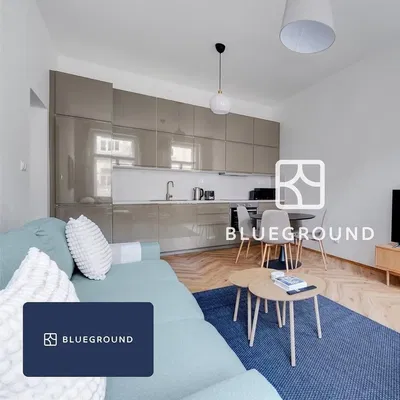 Soggiorno; stile moderno, pavimento in legno, luce naturale