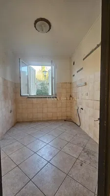 Badkamer; tegelvloer, renovatie nodig, natuurlijk licht