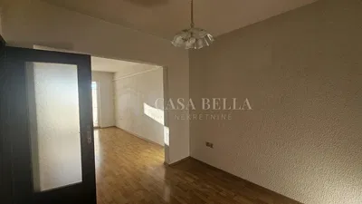 Woonkamer; houten vloer, natuurlijk licht