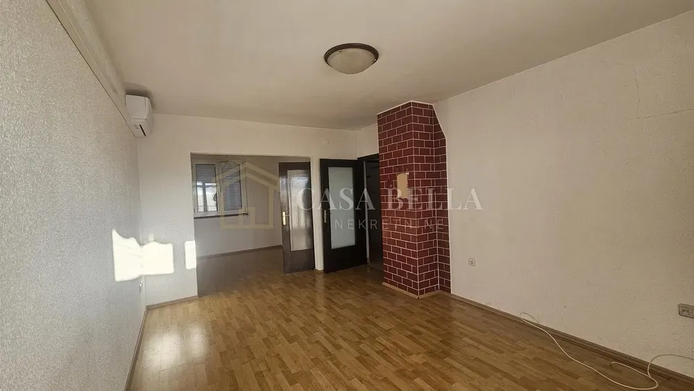 Woonkamer; houten vloer, natuurlijk licht