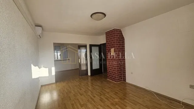 Obývačka; drevená podlaha, prirodzené svetlo