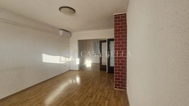 Ostatné; prirodzené svetlo, drevená podlaha