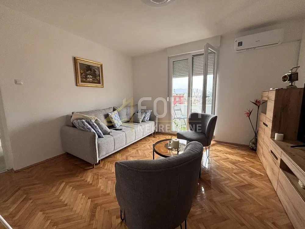 Soggiorno; vista, pavimento in legno, luce naturale, stile moderno