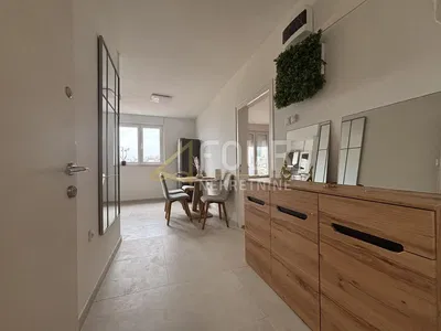 Cucina; pavimento in piastrelle, vista