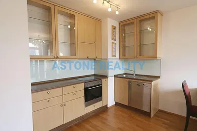 Kuchyňa; kuchynské spotrebiče, drevená podlaha