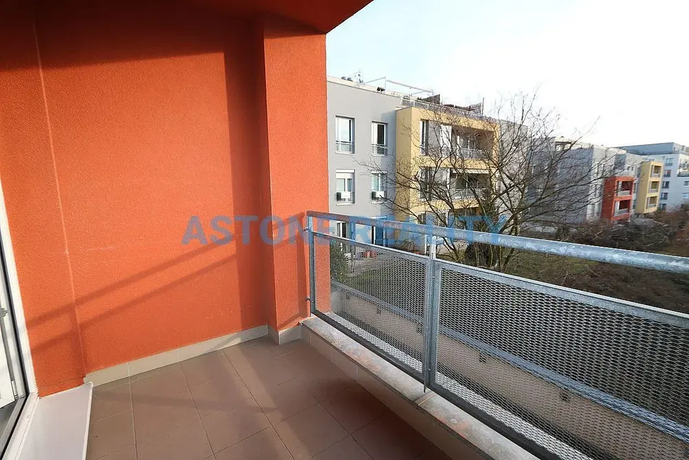 Balkón; výhľad, dlažba