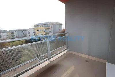 Balkón; dlažba, výhľad