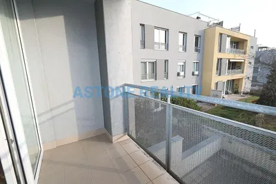 Balkón; dlažba, výhľad