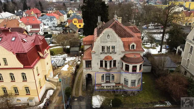 Dům a okolí; výhled