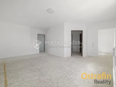 Soggiorno; pavimento in piastrelle, soffitti alti, luce naturale