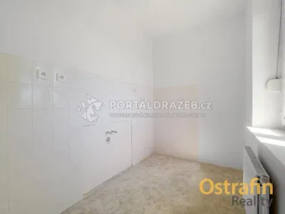 Bagno; pavimento in piastrelle, necessita ristrutturazione, luce naturale