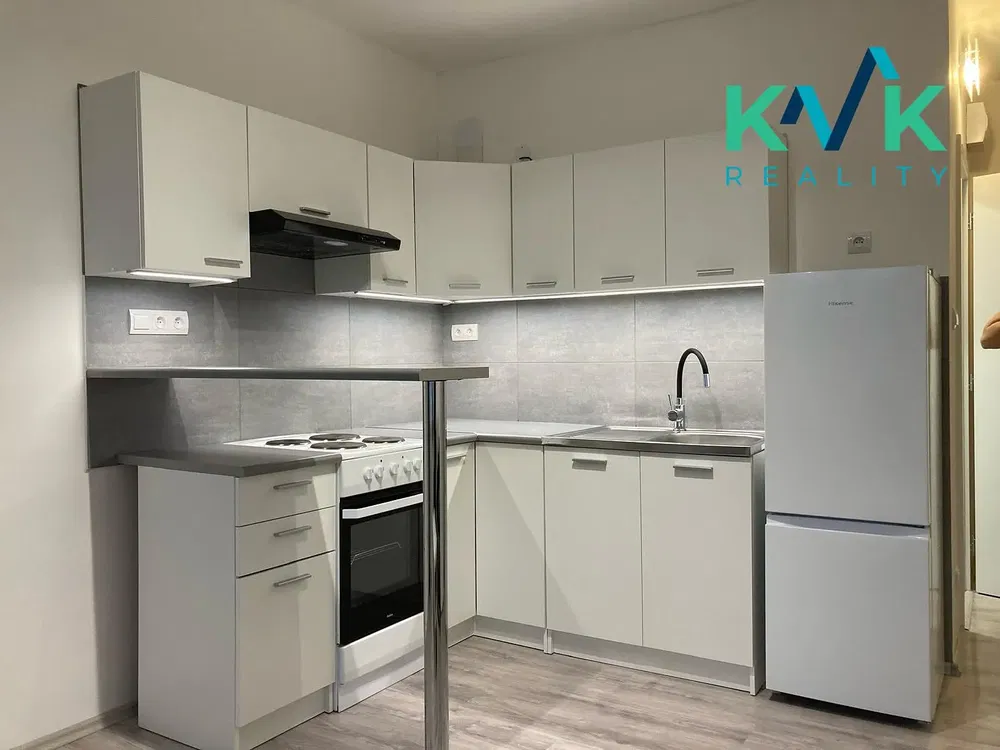 Cocina; electrodomésticos, renovado, suelo de baldosas