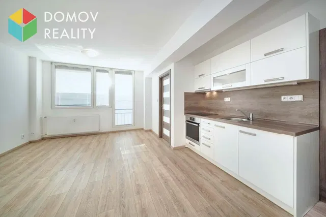 Кухня; гледка, дървен под, ремонтиран, естествена светлина