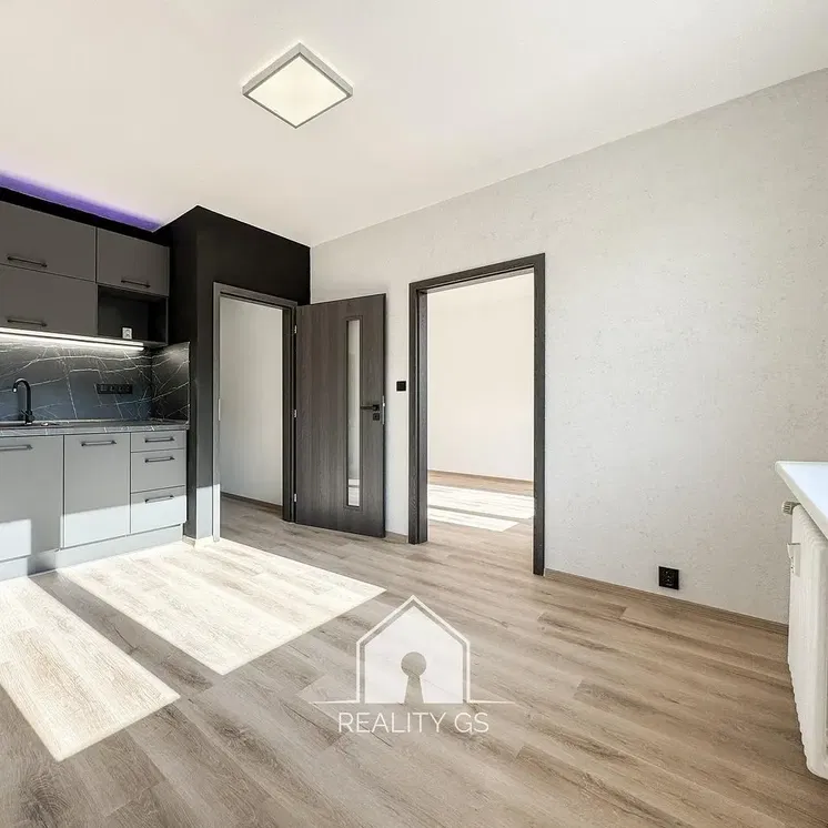 Кухня; естествена светлина, модерен стил, дървен под