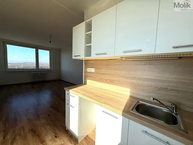 Κουζίνα; θέα, ξύλινο πάτωμα, φυσικό φως