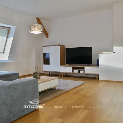 Oturma odası; doğal ışık, modern stil, ahşap zemin