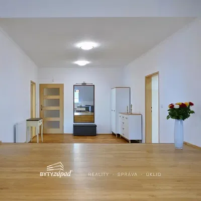 Oturma odası; doğal ışık, ahşap zemin, modern stil